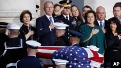 Mantan Presiden George W. Bush dan Laura Bush (kiri) memberi penghormatan saat jenazah mantan Presiden AS, George H.W. Bush disemayamkan di Rotunda, gedung Kongres AS, Senin (3/12) malam.