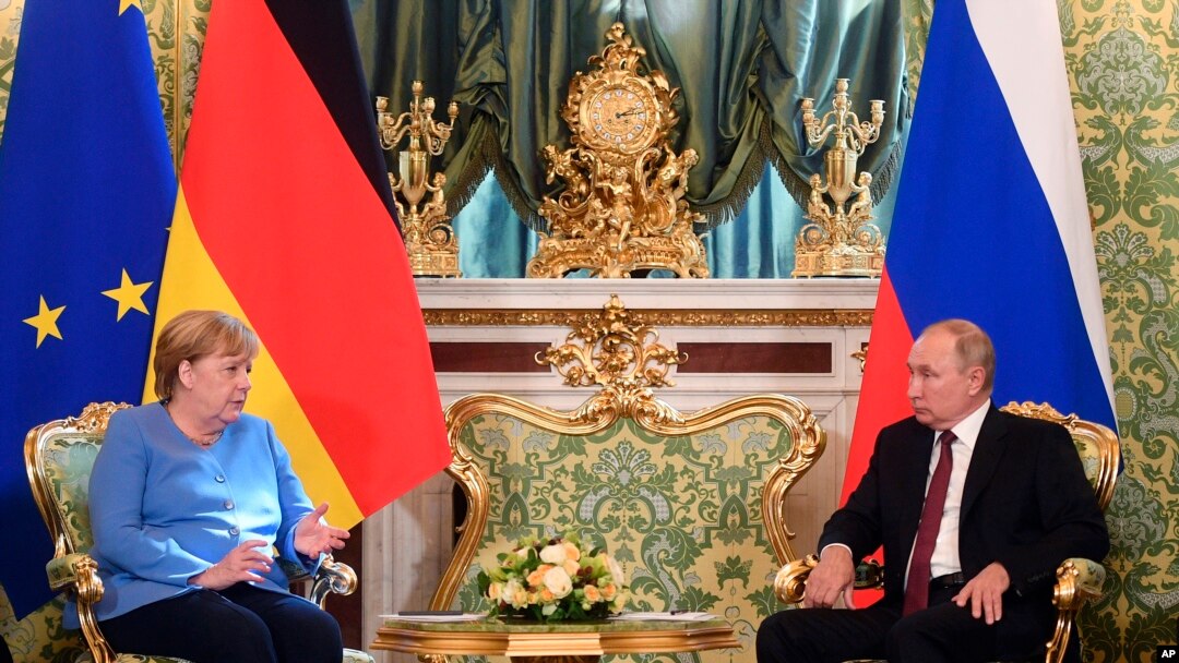 Kanselir Jerman Angela Merkel (kiri) dan Presiden Rusia Vladimir Putin dalam pertemuan di Kremlin di Moskow, Rusia, Jumat, 20 Agustus 2021. (Evgeny Odinokov, Sputnik, Kremlin Pool Photo via AP)