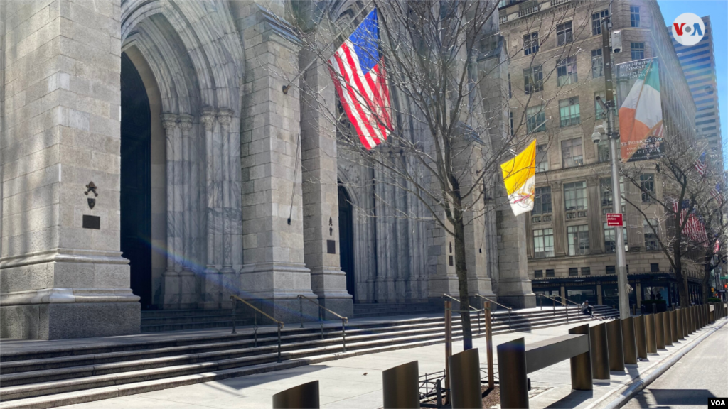 La catedral de la ciudad de Nueva York podrá servirá para atender a cientos de pacientes durante el brote de coronavirus.&nbsp;Las bancadas que normalmente están bajo su alto techo fueron retiradas para dar lugar a un hospital de campaña.