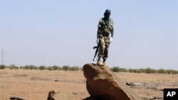 A Nigerien soldier patrols on the road between Agadez and Arlit, 26 Sep 2010