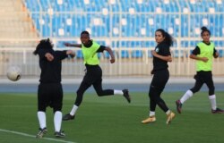 Para pemain Tim Sepak Bola Nasional Wanita Saudi pertama tengah dilatih oleh veteran Jerman Monika Staab, di stadion Pangeran Faisal bin Fahad bin Abdulaziz di Riyadh, 2 November 2021.