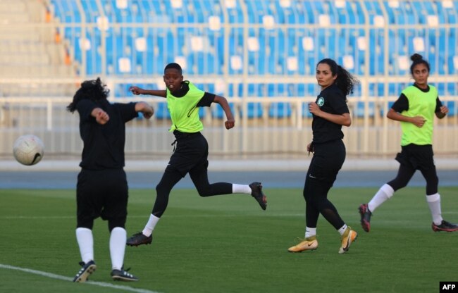 Para pemain Tim Sepak Bola Nasional Wanita Saudi pertama tengah dilatih oleh veteran Jerman Monika Staab, di stadion Pangeran Faisal bin Fahad bin Abdulaziz di Riyadh, 2 November 2021.