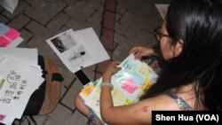 2019年7月2日，一些志愿者正在整理保存示威活动现场参加者留下的贴纸（美国之音记者申华拍摄）