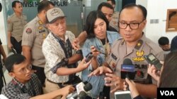 Humas Mabes Polri, Dedi Prasetyo, berbicara kepada jurnalis di kantornya di Jakarta, (foto: dok. VOA/RIo Tuasikal)
