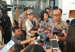 Humas Mabes Polri, Dedi Prasetyo, berbicara kepada jurnalis usai konferensi pers di kantornya di Jakarta, Jumat (24/5/2019) siang. (VOA/RIo Tuasikal)