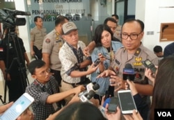 Humas Mabes Polri, Dedi Prasetyo, berbicara kepada jurnalis usai konferensi pers di kantornya di Jakarta, Jumat (24/5/2019) siang. (VOA/RIo Tuasikal)