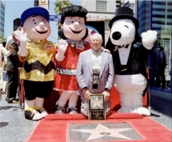 Charles M. Schulz, pencipta karakter "Peanuts", berpose dengan (kiri-kanan) Charlie Brown, Lucy dan Snoopy pada 28 Juni 1996. (Foto: Reuters)