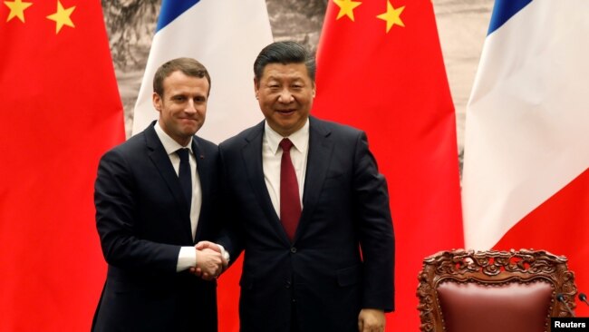 法国总统马克龙与中国国家主席习近平在北京举行联合记者会后握手。（2017年1月9日）