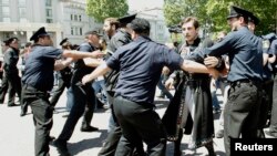 La police tente d'arrêter un activiste lors d'un rassemblement à Tbilissi, (IDAHO) , le 17 mai 2013.