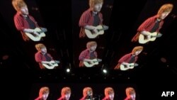 Ed Sheeran biểu diễn trên sân khấu Pyramid của lễ hội âm nhạc Glastonbury ở Somerset, Anh, hôm 25/6.