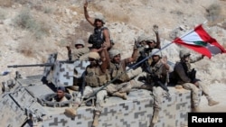 黎巴嫩军人在一辆装甲车上挥舞手势。（2017年8月21日） 