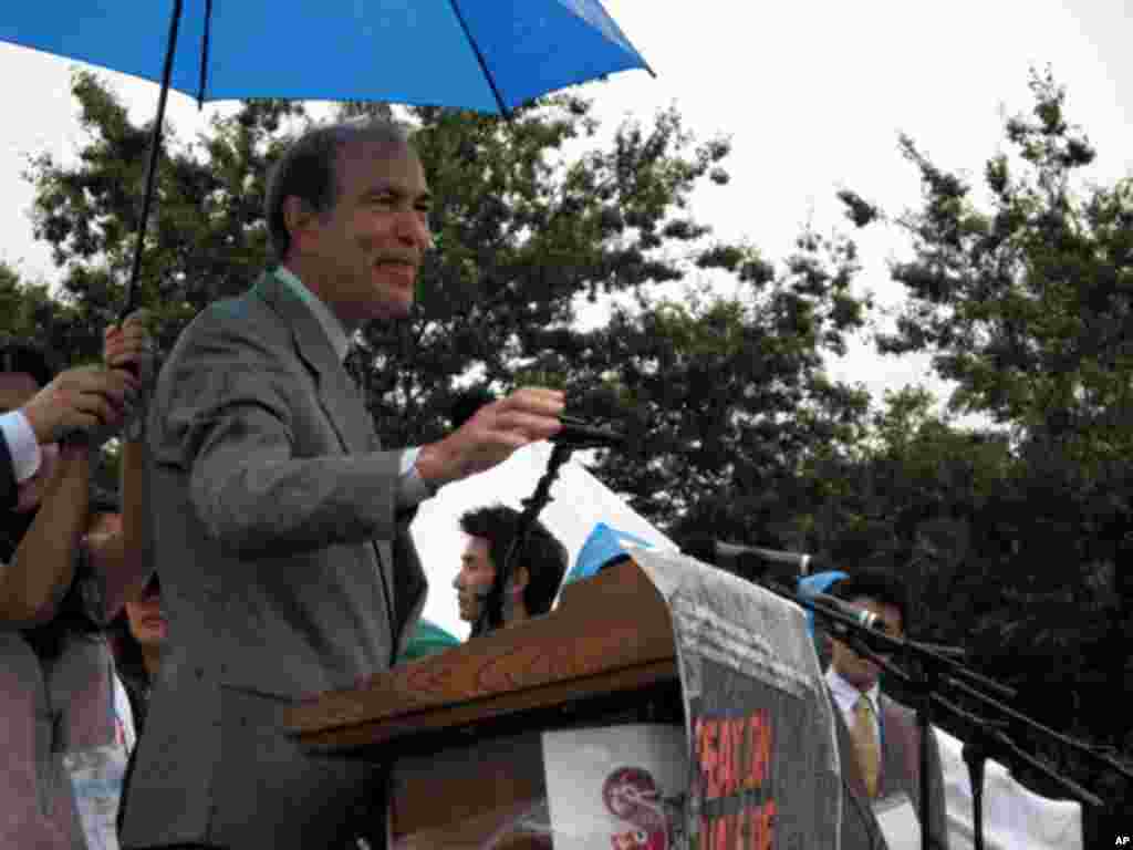 RALLY에서 탈북고아입양법안의 필요성을 강조하는 스캇 게레트 하원의원(NJ)