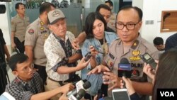 Humas Mabes Polri, Dedi Prasetyo, berbicara kepada media di kantornya di Jakarta (foto dok. VOA/Rio Tuasikal).