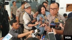 Humas Mabes Polri, Dedi Prasetyo, berbicara kepada media di kantornya di Jakarta. (foto: VOA/Rio Tuasikal)