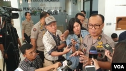 Humas Mabes Polri, Dedi Prasetyo, berbicara kepada jurnalis usai konferensi pers di kantornya di Jakarta, Jumat (24/5/2019) siang. (VOA/RIo Tuasikal)