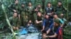 En esta foto publicada por la Oficina de Prensa de las Fuerzas Armadas de Colombia, soldados e indígenas posan para una foto con los cuatro hermanos indígenas que desaparecieron después de un accidente aéreo en la selva. (Oficina de Prensa de la Fuerza Armada de Colombia vía AP)