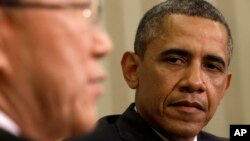 President Barack Obama listens as UN Secretary-General Ban Ki-moon speaks to members of the media during their meeting in the Oval Office of the White House, April 11, 2013. 