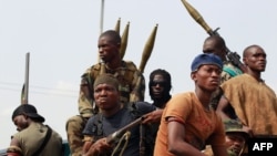 Des soldats fidèles à Ouattara se préparent à se déployer à l'une des principales entrées d'Abidjan, Côte d'Ivoire, le 6 avril 2018.