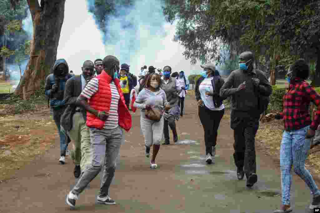 Waandamanaji wakimbia mjini Nairobi baada ya polisi kuwafyetulia mabomu ya kutoa machozi walipokua wanaandamana kupinga ulaji rushwa pamoja na wizi wa vita vya msaada kupambana na janga la virusi vya Corona. maandamano yalifanyika kwenye bustani ya Uhuru Park Nairobi, Kenya, Aug. 21, 2020.