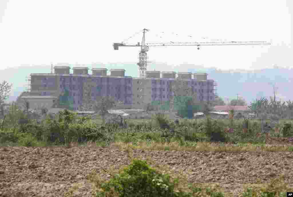 Construction in the special economic zone. (D. Schearf/VOA)