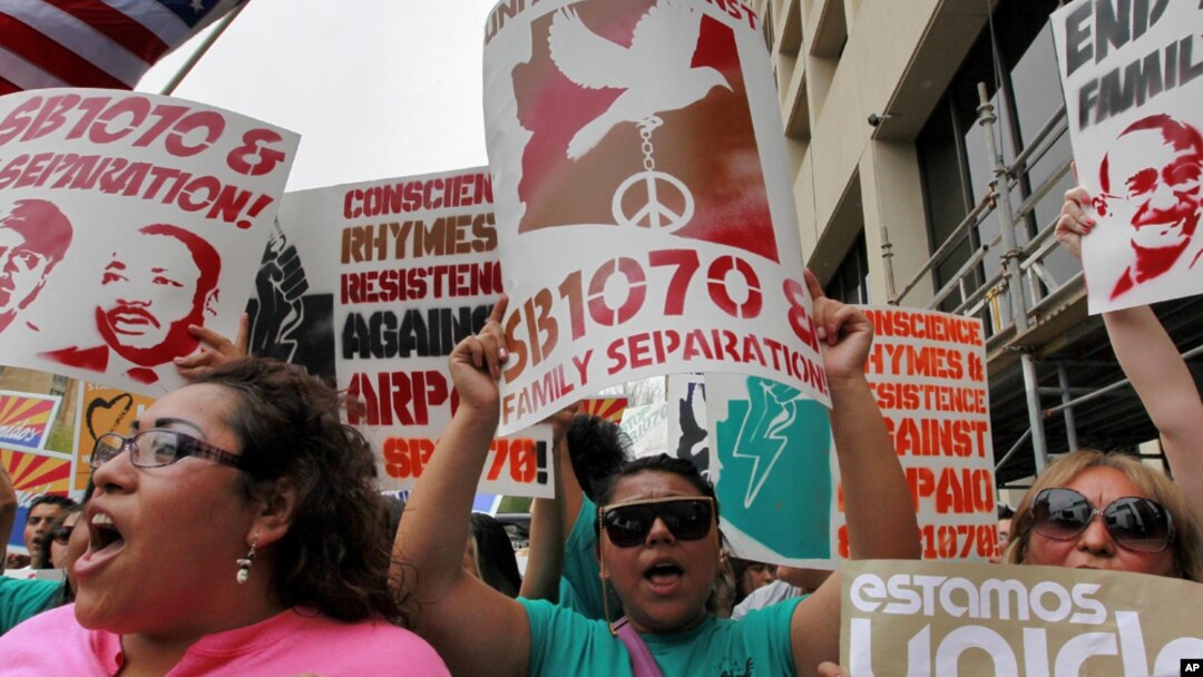 Manifestantes marchan en Phoenix contra la Ley SB1070.