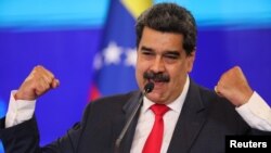 El presidente en disputa de Venezuela, Nicolás Maduro, habla con los medios acreditados en Caracas sobre las recientes elecciones legislativas, celebradas el 6 de diciembre de 2020.