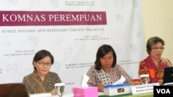 Ketua Komnas Perempuan Yuniyanti Chuzaifah (tengah) pada acara catatan tahunan tentang kekerasan terhadap perempuan tahun 2011, di Jakarta (7/3).