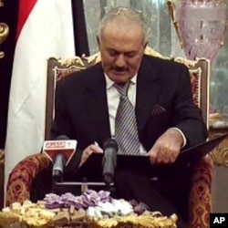 Yemeni President Ali Abdullah Saleh signs a document agreeing to step down after a long-running uprising to oust him from 33 years in power in Riyadh, Saudi Arabia, November 23, 2011.