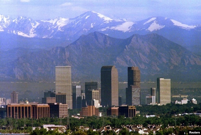 Arxa fonunda Rocky dağı görünən Denver şəhərində sübh çağı.