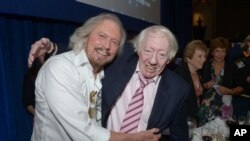 ນັກ​ຮ້ອງ Barry Gibb ຂອງ ວົງ Bee Gees ​ແລະ​ທ່ານ Robert Stigwood ອະ​ດີດ​ຜູ້​ບໍ​ລິ​ຫານ​ຂອງ ວົງ Bee Gees, 28 ມິ​ຖຸ​ນາ 2013, ໃນ​ລອນດອນ.