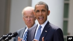Presiden Barack Obama didampingin Wapres Joe Biden (kiri) menyampaikan pernyataannya menanggapi situasi terkini di Suriah, di Rose Garden, Gedung Putih, Sabtu (31/8).
