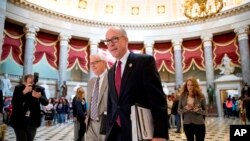 El presidente de la Cámara de Comercio y Energía de la Cámara de Representantes, Greg Walden, uno de los promotores de la legislación republicana de salud, camina después de abandonar la oficina del Capitol Hill, este 24 de marzo de 2017.