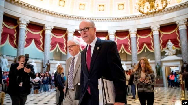 El presidente de la Cámara de Comercio y Energía de la Cámara de Representantes, Greg Walden, uno de los promotores de la legislación republicana de salud, camina después de abandonar la oficina del Capitol Hill, este 24 de marzo de 2017.