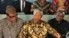 Le président sud-africain Nelson Mandela, au centre, médiateur de la crise congolaise anime une conférence de presse avec le président zaïrois Mobutu Sese Seko et le chef rebelle Laurent-Désiré Kabila, à bord du SAS Outeniqua dans le port de Pointe Noire.