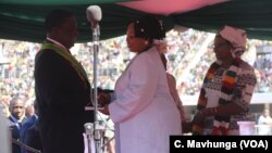 Priscilla Chigumba, the head of Zimbabwe Electoral Commission talking to President Emmerson Mnangagwa (08/26/2018) in Harare. 