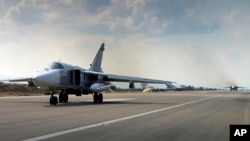 Los aviones de combate rusos SU-24M usan la base aérea Hmeimim en Siria. 
