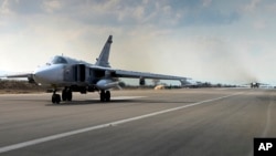 Chiến đấu cơ SU-24M của Nga chuẩn bị cất cánh từ căn cứ không quân Hmeimim ở Syria.