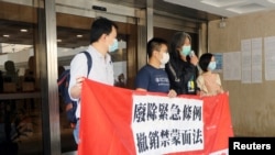 Veteran pro-demokrasi Hong Kong, Leung Kwok-hung memberikan keterangan kepada media sebelum putusan Pengadilan Banding tentang UU anti-masker di Hong Kong, 9 April 2020.