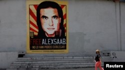ARCHIVO - Una mujer camina junto a un mural en apoyo a la liberación del empresario y enviado colombiano Alex Saab, detenido en Cabo Verde por cargos de lavado de dinero para el gobierno del presidente venezolano Nicolás Maduro, en Caracas, Venezuela el 9 de septiembre de 2021. 