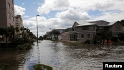 Đường phố ngập lụt sau khi bão Matthew tràn vào Jacksonville Beach, Florida, ngày 8 tháng 10 năm 2016. 