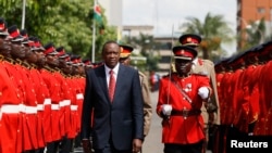 Kenya's President Uhuru Kenyatta inspects the honour guard before the opening of the 11th Parliament at the National Assembly Chamber in the capital Nairobi, Apr. 16, 2013. 