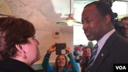 Republican presidential candidate Ben Carson talks with a woman at the Airport Diner in Manchester, New Hampshire, Feb. 7, 2016. (K. Gypson/VOA)