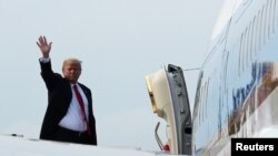 Le président Donald Trump monte à bord de l'Air Force One à Singapore, le 12 juin 2018.