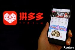Foto ilustrasi Aplikasi Toko Online China 'Pinduoduo' di ponsel, 17 Juli 2018. (REUTERS / Florence Lo / Illustration / File Photo)