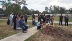 Saudara dan teman menghadiri pemakaman Dylan Sada di Taman Pemakaman Pineview Memorial di Slidell. (Foto: Courtesy/Vieda Djuliarso)