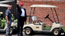Tổng thống Trump vẫy tay với khán giả khi ông dự buổi khai mạc một giải golf, 15/7/2017