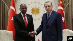 Turkey's President Recep Tayyip Erdogan, right, and Somalia's Prime Minister Hassan Ali Khayre shake hands during a welcome ceremony in Ankara, Oct. 26, 2017. Khayre visited victims of Mogadishu truck bombing being treated in Turkey.