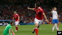 Gareth Bale du pays de Galles célèbre le troisième but de son équipe contre la Russie dans le Groupe B de l'Euro-2016 au Stade municipal de Toulouse, France, le lundi 20 juin 2016.