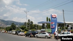 Drivers queue for fuel near a petrol station along the 28 Novembre boulevard in Bujumbura, Burundi, May 30, 2017.