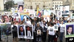 Activistas y familiares de personas desaparecidas por la guerrilla se manifiestan en Bogotá, demandando participación en las conversaciones de paz que inician este jueves en Oslo, Noruega.